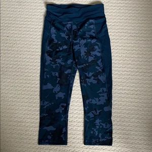 Navy camouflage print leggings